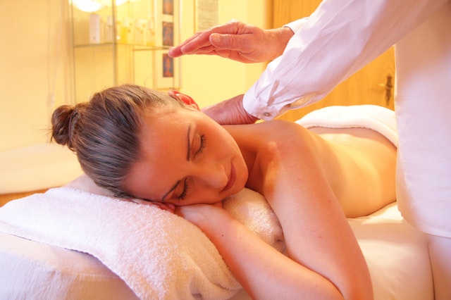 Wellnesserlebnis mit aromatischem Massageoel